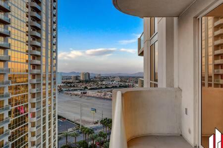 Mgm Signature-15-717 F1 Track & Strip View Balcony Лас-Вегас Екстер'єр фото